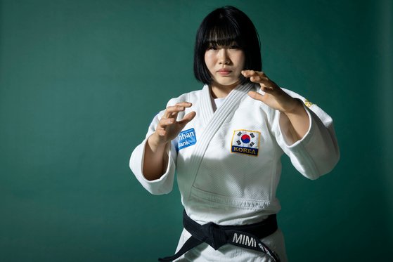 Judoka Huh Mi-mi poses for a photo during an interview with the JoongAng Ilbo at the JoongAng Building in western Seoul on Dec. 28 last year. [JOONGANG ILBO] 