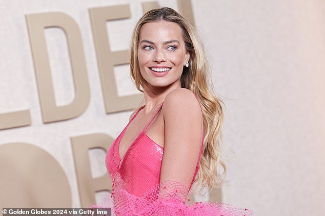 Margot Robbie 's much anticipated Golden Globes ensemble was head-to-toe perfection.