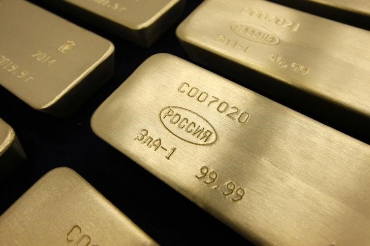 Gold prices hold steady as investors await US economic data