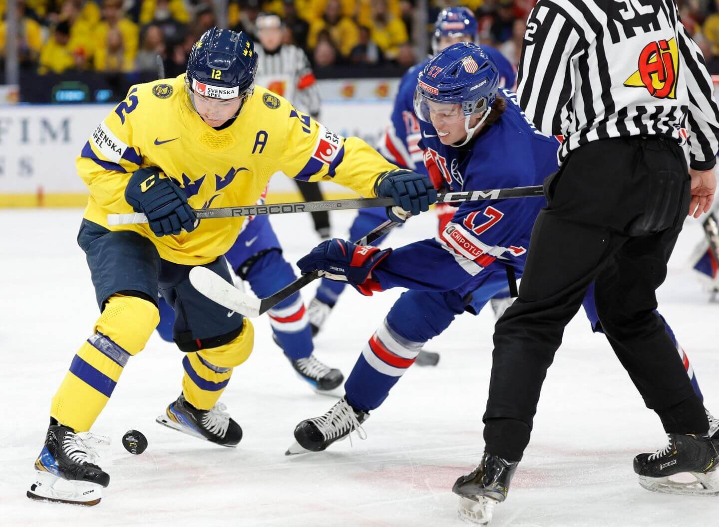 U.S. vs. Sweden score, world juniors gold medal game live updates: Isaac Howard gives USA a 2-1 lead in the second period