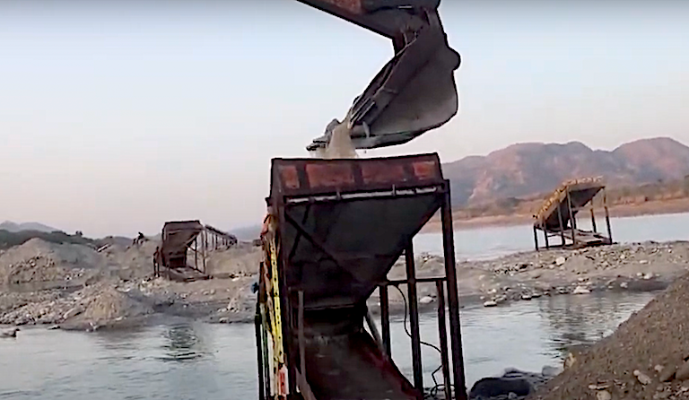Unregulated gold mining on a river in, Nowshera, Pakistan. Image courtesy of Sabir Hussain.