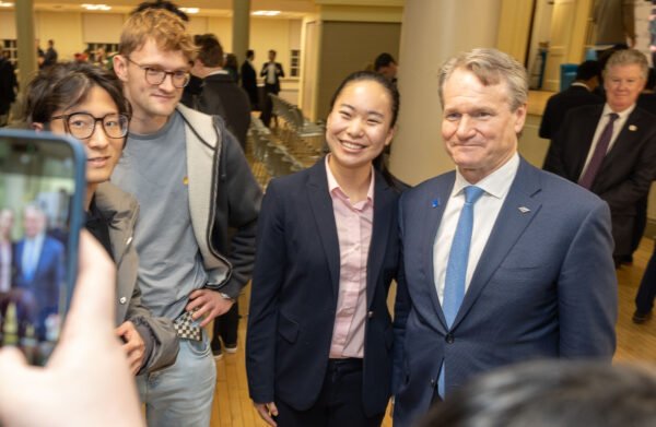 Bank of America CEO Brian Moynihan takes a photo with Babson students