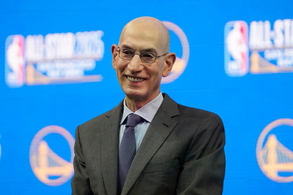 ARCHIVO - El comisionado de la NBA Adam Silver sonríe durante una conferencia de prensa, el 6 de noviembre de 2023. (AP Foto/Jeff Chiu, archivo)
