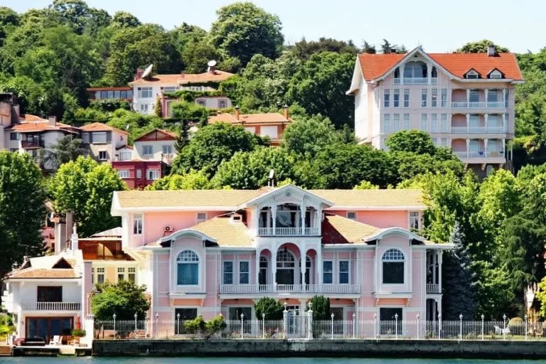 21 Best Countries to Buy Real Estate According to Reddit