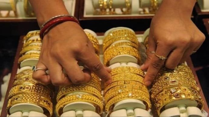 Gold price went up after four days yesterday