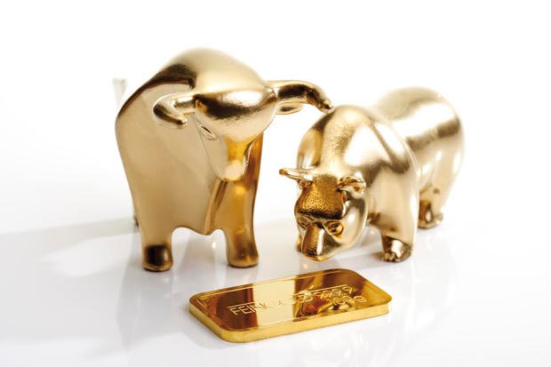 Bull and bear sculptures by gold bar 