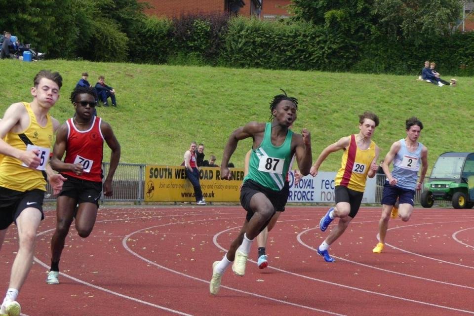 Double gold for Jonathan Dumbutshena <i>(Image: Swindon Harriers)</i>