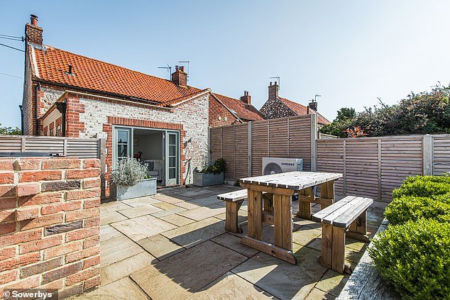 This one-bedroom end-of terrace cottage in Titchwell overlooks nature reserve