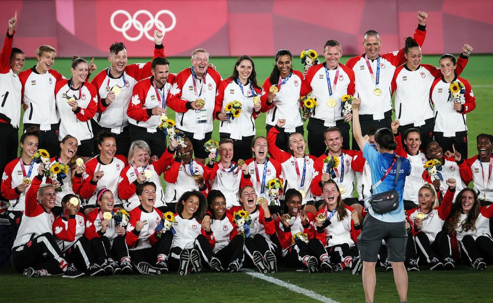 The Canadian women's football team with the gold medal they won in 2021.