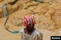 An illegal artisanal miner searches for gold inside an excavated pit at the Prestea-Huni Valley Municipal District in the Western Region, Ghana August 17, 2024. (REUTERS/Francis Kokoroko)