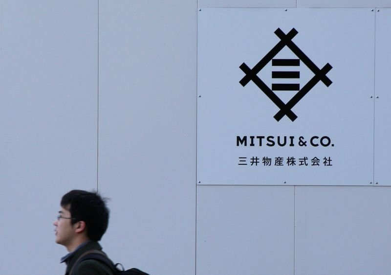 © Reuters. A man walks past the logo of Japanese trading company Mitsui & Co. in Tokyo, Japan, February 8, 2017. REUTERS/Toru Hanai/File Photo