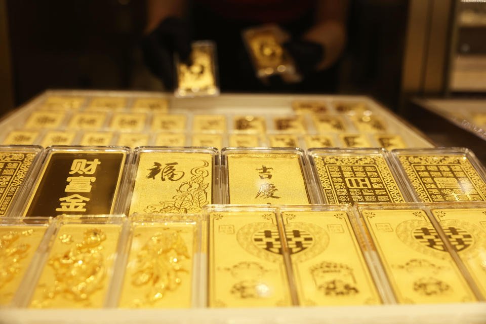 HANGZHOU, CHINA - OCTOBER 18: Gold bars are on display at a gold jewelry store on October 18, 2024 in Hangzhou, Zhejiang Province of China. Gold price builds on its uptrend witnessed over the past week or so. (Photo by Ni Lifang/VCG via Getty Images)