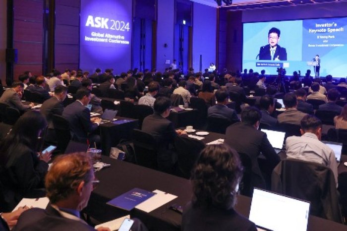 Park　Il　Young　gives　a　keynote　speech　at　the　first　day　of　the　Oct.　16-17　global　investment　forum　ASK　2024